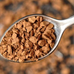 Cà phê hòa tan sấy lạnh Bentrecorp - hạt granule trên muỗng inox