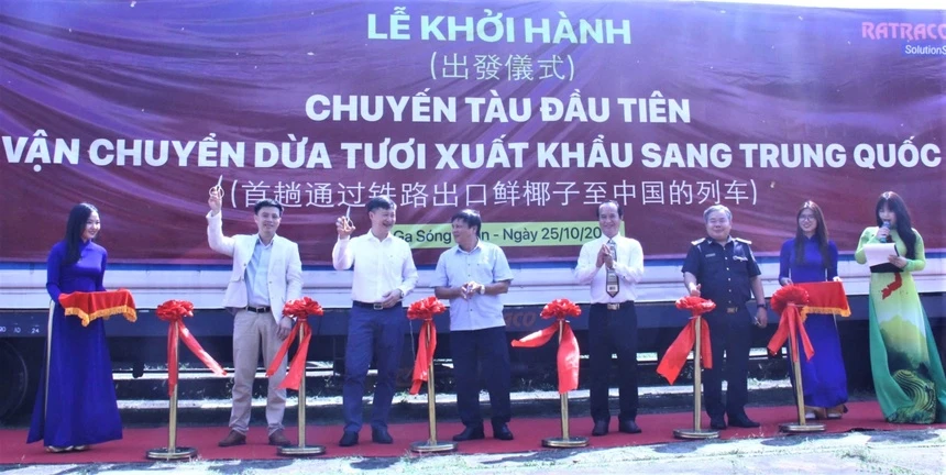 CHUYẾN TÀU ĐẦU TIÊN VẬN CHUYỂN “DỪA TƯƠI” XUẤT KHẨU SANG TRUNG QUỐC