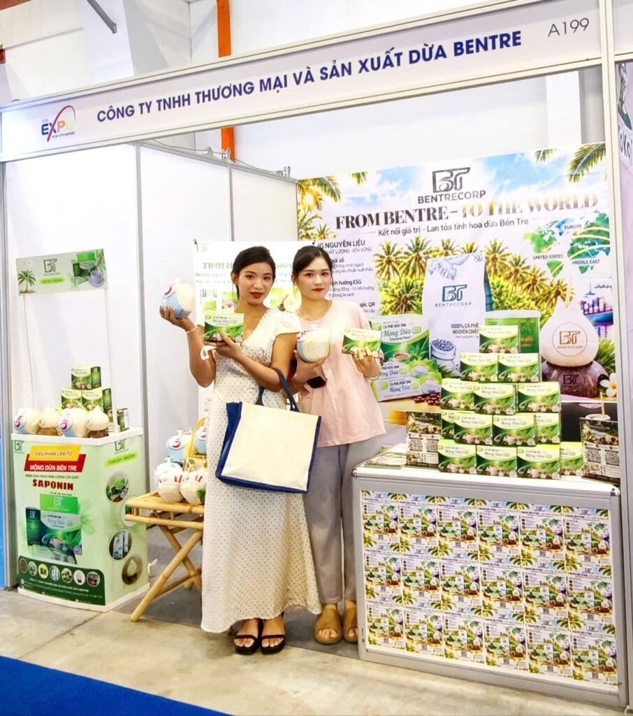 Khách tham quan giới thiệu sản phẩm tại gian hàng BENTRECORP A199, HCMC EXPORT 2026